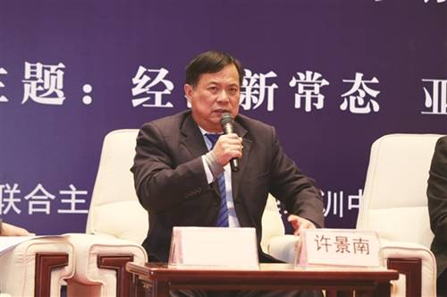 近日，“亞洲財(cái)富論壇第五屆年會(huì)”在北京國家會(huì)議中心舉行。匹克集團(tuán)董事長許景南受邀出席，圍繞“經(jīng)濟(jì)新常態(tài)、亞洲新機(jī)遇”這一主題同亞洲各領(lǐng)域的優(yōu)秀領(lǐng)導(dǎo)者們展開深度探討，并憑借在推動(dòng)匹克品牌及市場(chǎng)國際化方面的卓越表現(xiàn)，獲得“亞洲國際化影響力人物”殊榮。