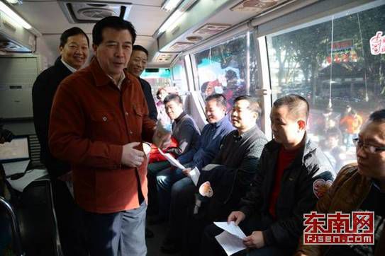 省直工委領(lǐng)導(dǎo)在獻血車上看望慰問省直機關(guān)無償獻血者