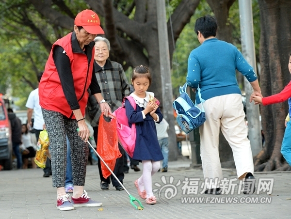 為白發(fā)志愿者點(diǎn)贊！青運(yùn)白發(fā)志愿者平均年齡55歲