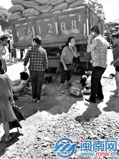 大貨車(chē)突然竄出車(chē)道，孩子被撞倒