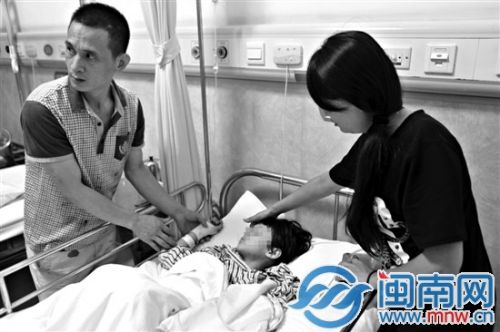 爸爸借來(lái)千斤頂救出車(chē)輪下的8歲小寒