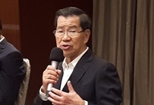 2016兩岸企業(yè)家峰會5日在金門登場，峰會臺灣方面理事長蕭萬長（右2）表示，盼望透過峰會這個(gè)平臺，在雙方競合中，尋找新的合作模式，以壯大臺商。圖片來源：臺“中央社”