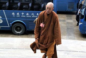 代表步履從容進會場。