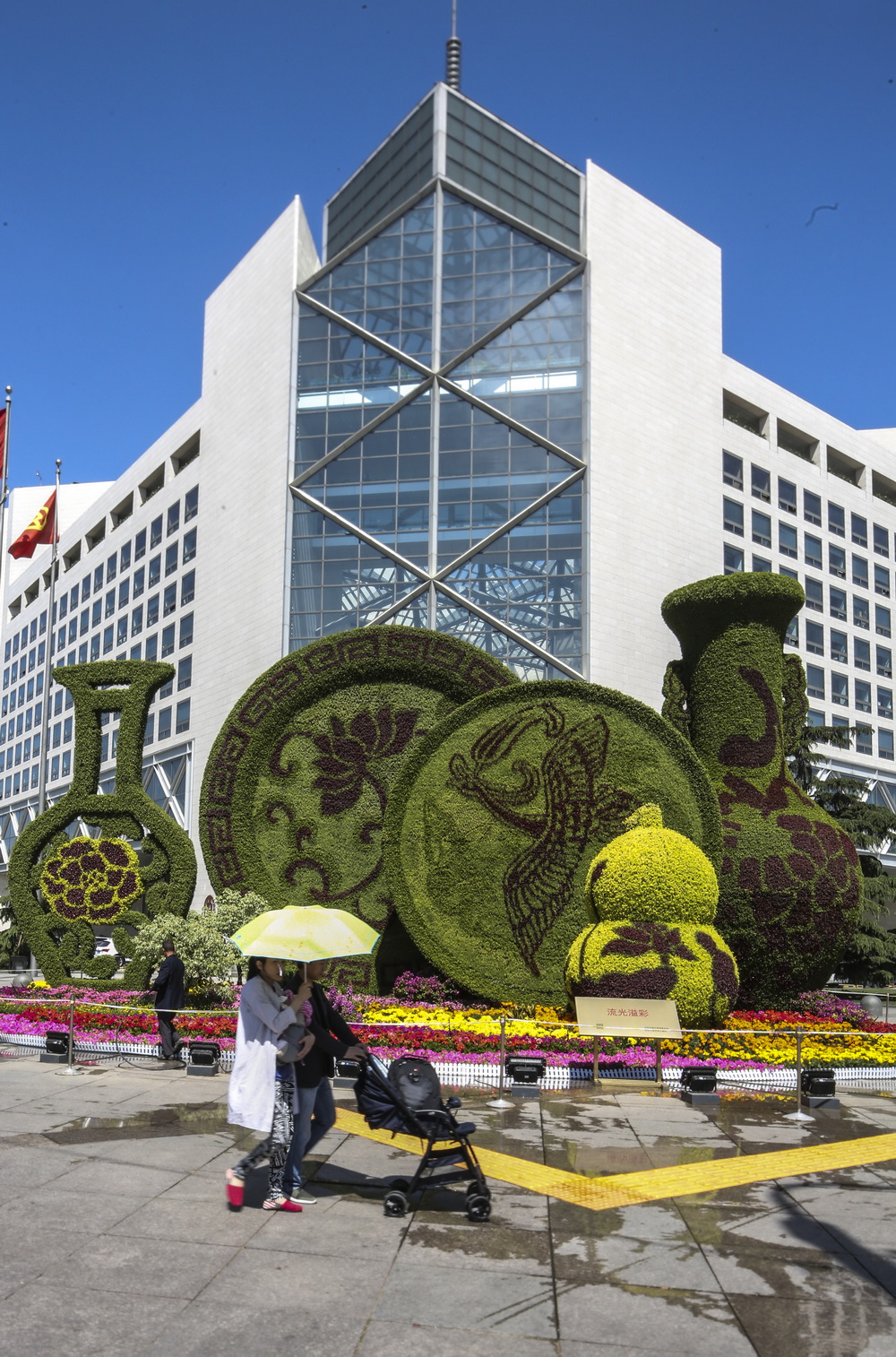 5月10日拍攝的西單路口的“流光溢彩”花壇。