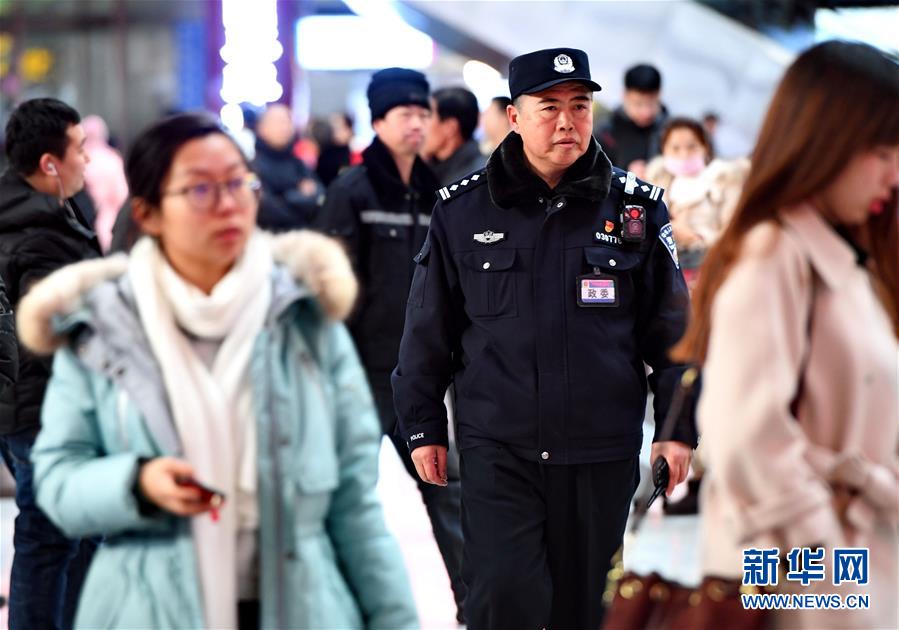 (新春走基層)(6)鐵警董傳忠:站好最后一班春運(yùn)崗