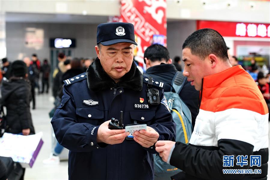(新春走基層)(8)鐵警董傳忠:站好最后一班春運(yùn)崗
