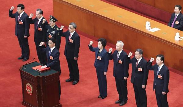 國務(wù)院副總理、國務(wù)委員、秘書長進(jìn)行憲法宣誓