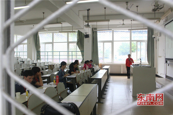 招聘考試評委由專業(yè)教授、博士、家長等7人組成.jpg