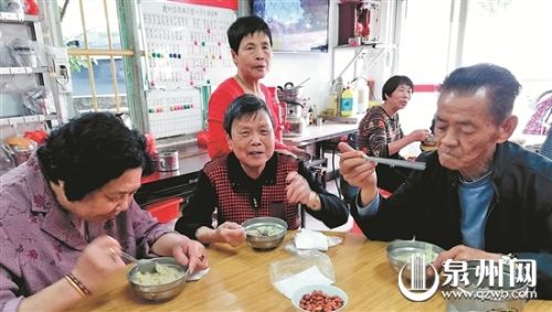 老人歡聚一堂，共享免費午餐。