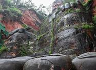 （今日關(guān)注·樂山大佛“體檢”·圖文互動）（1）樂山大佛新世紀(jì)最大規(guī)?！绑w檢”觸達(dá)核心區(qū)域