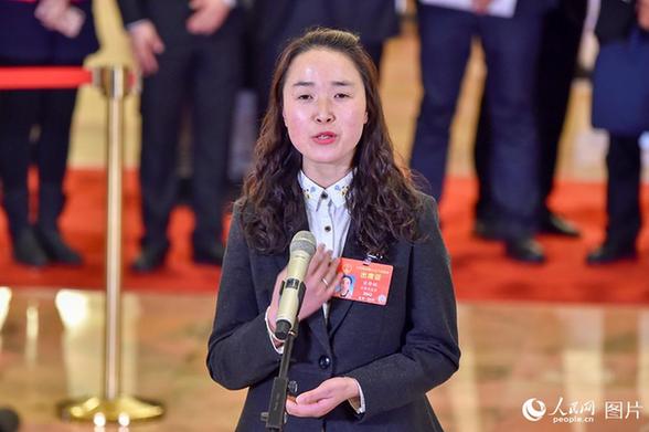 全國人大代表、甘肅省徽縣隴上莊園淘寶店負(fù)責(zé)人梁倩娟。