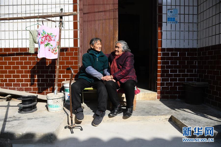 (社會)(3)“86歲”和“72歲”的鄰里姐妹情
