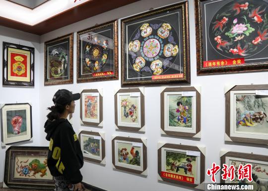 山西六旬女子傳承刺繡技藝拓展農村脫貧創(chuàng)業(yè)路
