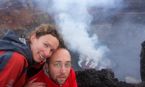 大膽人類(lèi)火山口“湊熱鬧”求婚品酒賞美景（圖）（3）