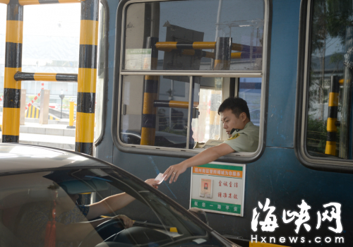 高速收費(fèi)站收費(fèi)員長期在這樣的環(huán)境中工作，影響健康