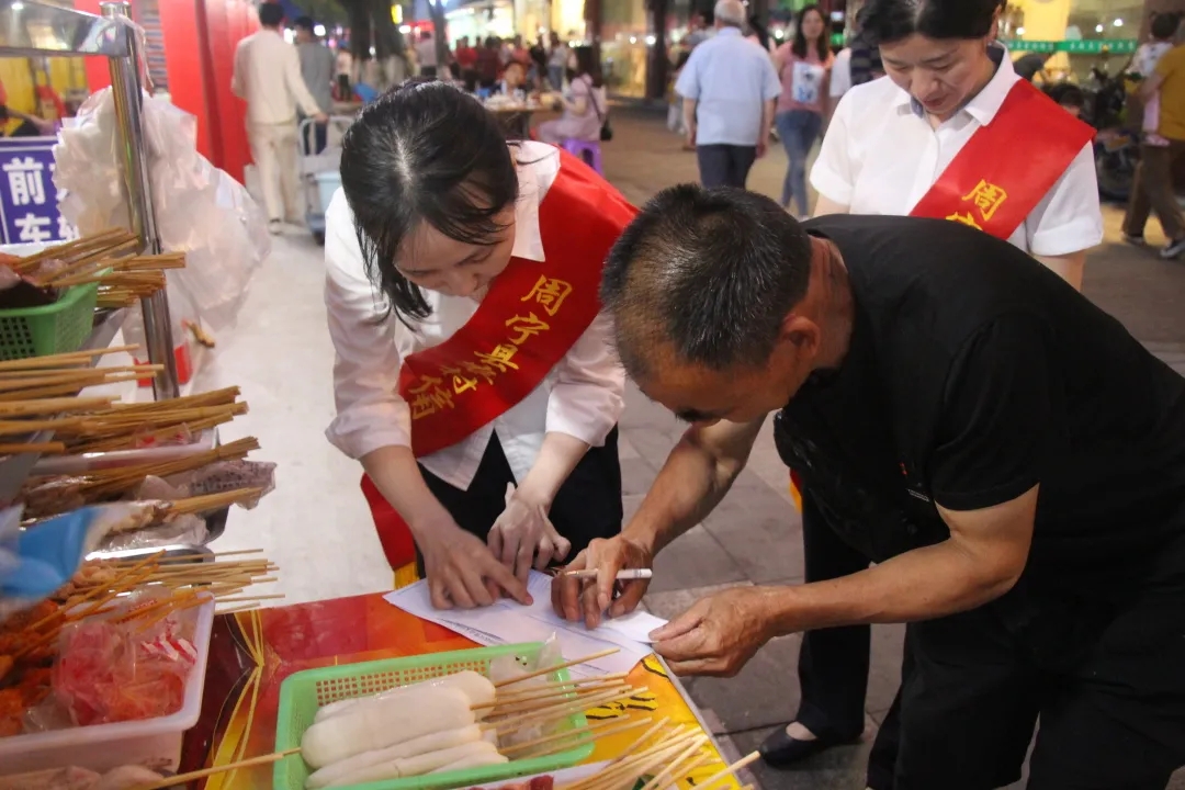 周寧聯(lián)社一對一、點(diǎn)對點(diǎn)為商戶辦理二維碼服務(wù)夜市經(jīng)濟(jì)發(fā)展.webp.jpg