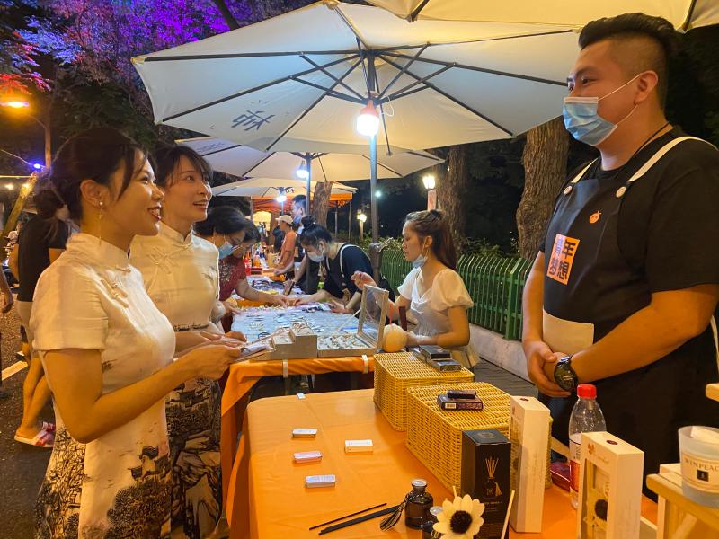 （頭條）福州農(nóng)商銀行旗袍支行員工走進(jìn)夜市了解攤主金融服務(wù)需求。.jpg