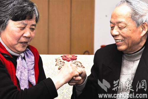 楚天金報(bào)訊 “50年了，我終于牽起了你的手?！?記者劉蔚丹攝) 遲來的愛同樣芬芳