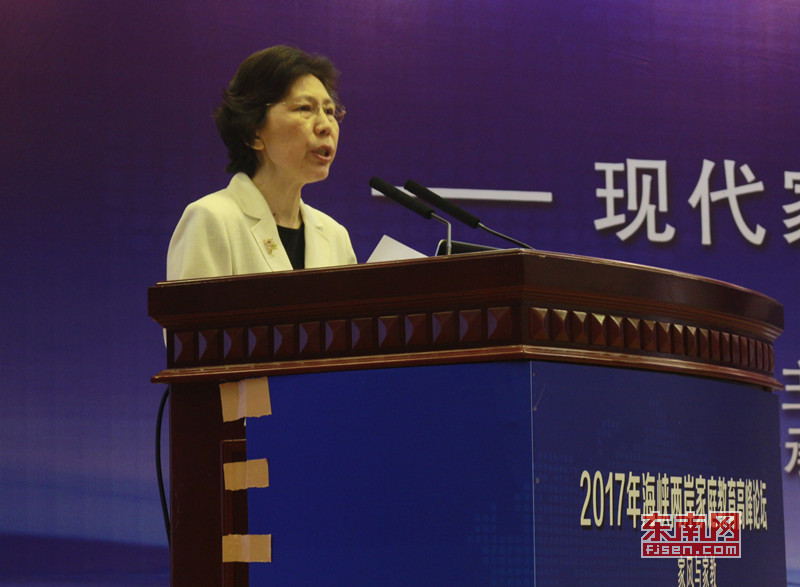 2、全國人大法律委委員,中國家庭教育學(xué)會(huì)常務(wù)副會(huì)長,全國婦聯(lián)原副主席、書記處書記趙東花出席論壇并致辭.jpg