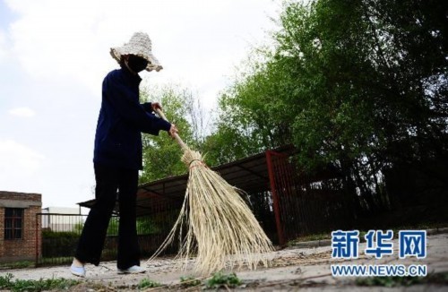 5月17日，中國鋁業(yè)青海分公司職工羅靜源在公司內(nèi)清掃垃圾。新華社記者張宏祥攝