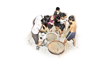 小孩墜井大喊救命？ 抽干井水里面沒人