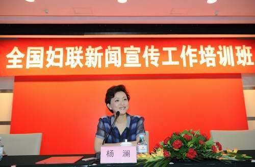 陽光媒體集團主席、資深節(jié)目主持人楊瀾在培訓(xùn)班上講課