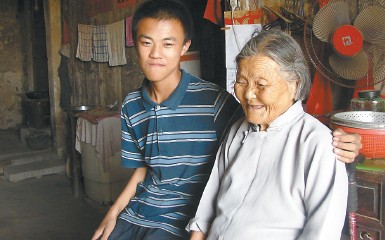 胡勝平對(duì)奶奶很依戀。