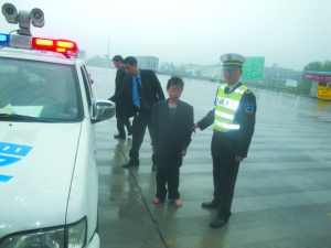 　高速公路執(zhí)法人員把劉華帶往服務(wù)站休息。