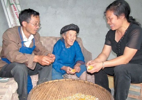 夫妻贍養(yǎng)孤寡老人19年放棄轉(zhuǎn)為國家干部機(jī)會