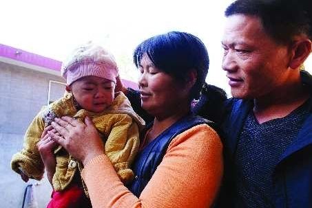 夫妻撿到患先天性心臟病棄嬰舉債為其治?。▓D）