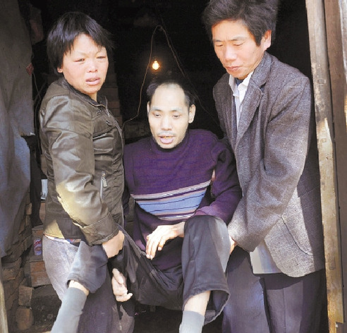村婦帶殘疾前夫改嫁十年家徒四壁仍堅守承諾(圖)