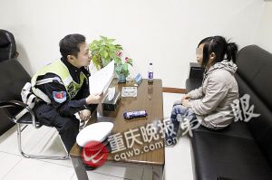 交巡警耐心開(kāi)導(dǎo)女孩 重慶晚報(bào)記者 楊帆　攝