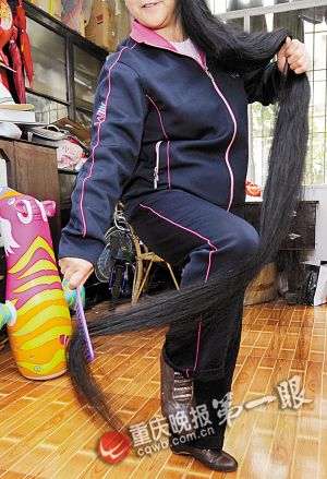 女子蓄發(fā)15年發(fā)長(zhǎng)2.1米洗護(hù)用品年花銷(xiāo)過(guò)千元