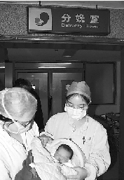 19歲女孩路邊突然分娩眾人相助后自己離去(圖)