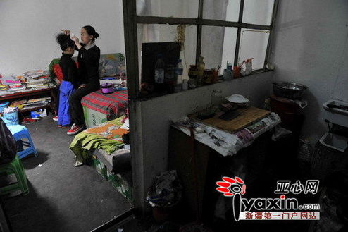  10月27日，一間不足12平方米的小屋被隔成兩個小間，一個是廚房一個是臥室。放學(xué)回家后媽媽就要給她化妝，做好演出前的準(zhǔn)備。亞心網(wǎng)記者 李遠(yuǎn)新 攝