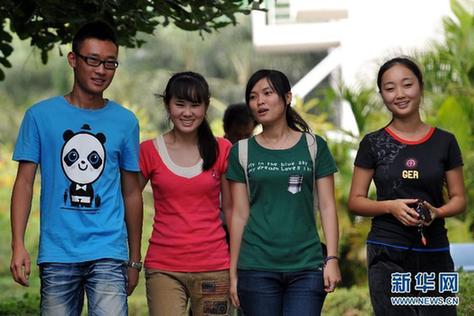 三名女大學(xué)生救助被撞農(nóng)民工感動網(wǎng)友