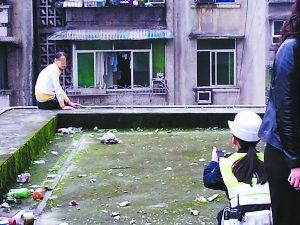女孩與男友賭氣欲跳樓女警借互加微博將其救下(圖)