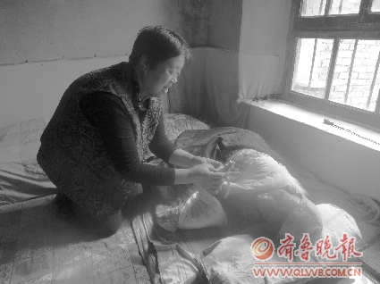 56歲女子照顧兩位與其無(wú)血緣關(guān)系老人11年(圖)