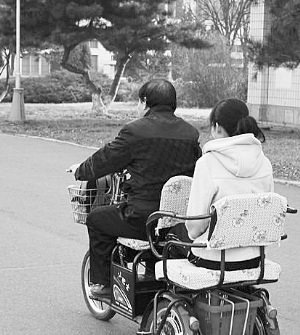 穿梭于吉大校園內(nèi)的紅色三輪車很是惹眼。