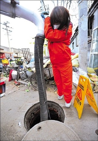 退役女兵自愿當抽糞工稱職業(yè)沒有貴賤之別(圖)