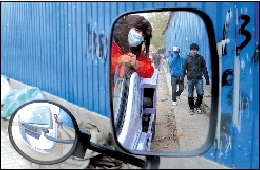 退役女兵自愿當(dāng)抽糞工稱(chēng)職業(yè)沒(méi)有貴賤之別(圖)(2)
