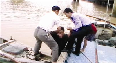 男子疑妻有外遇跳江輕生外套充氣浮起被救(圖)