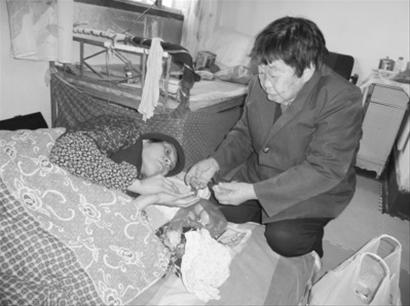 于淑貞的年紀(jì)大了，照顧小萍開(kāi)始有些吃力。