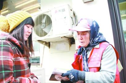 　昨日，鐘蕊捧著一摞雜志送給大娘，安慰她說：“別難過了，雜志找到了！是派出所的民警幫你找到的，讓我?guī)兔λ瓦^來。別因為這事兒傷了身體。 ” 記者 李書揚 攝