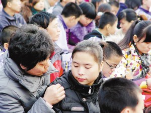 感恩班會上，兩人像母女一樣交流。張春江 攝