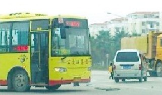 面包車載多名幼兒逆行撞上公交司機(jī)棄車離開(圖)
