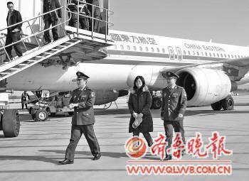 21日上午，一名偷渡者(中)回國(guó)自首?！∮浾?熊戈措 攝