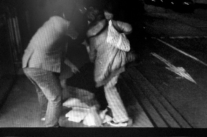 兩女因瑣事當(dāng)街毆打女學(xué)生見路人報警駕寶馬逃離
