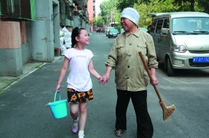 66歲大媽堅持義務(wù)清掃樓道24年（圖）