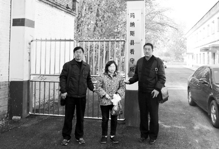 棉花地里 抓獲在逃女毒販 棉花地里 抓獲在逃女毒販